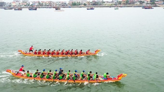 Lễ hội đua thuyền truyền trên sông Nhật Lệ năm 2023 có sự tham gia của 8 đội đua với gần 200 tay chèo