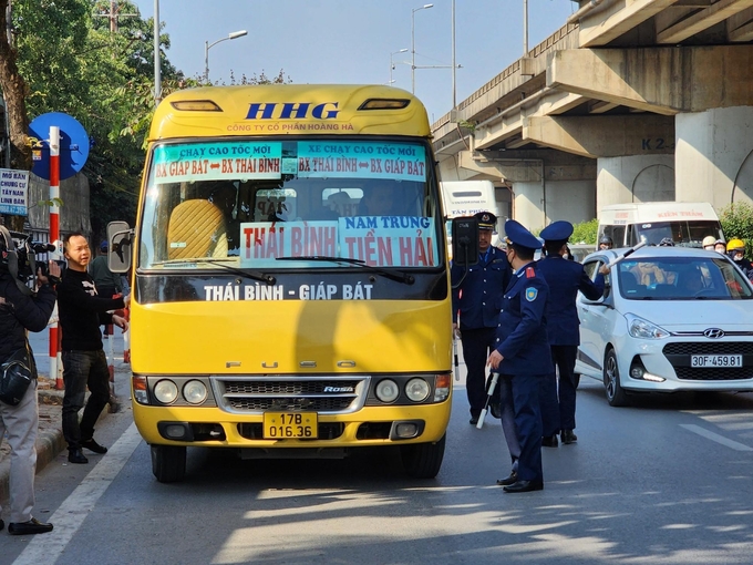 Tất cả các xe xuất bến có dấu hiệu vi phạm đều được Thanh tra Sở GTVT dừng xe, kiểm tra.