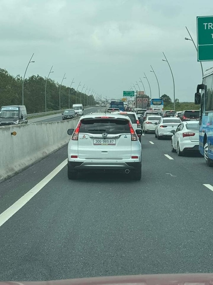 Cao tốc Hà Nội - Hải Phòng tắc dài do lượng du khách từ Hà Nội và các tỉnh đi Hạ Long, QN quá đông.