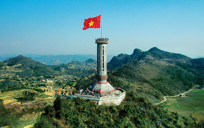 Tầm nhìn phát triển đến năm 2050 phấn đấu xây dựng tỉnh Hà Giang là tỉnh phát triển trung bình khá của cả nước, theo hướng xanh, bản sắc, bền vững và toàn diện