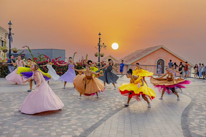 Vũ điệu say mê dưới ánh hoàng hôn tại Sunset Town