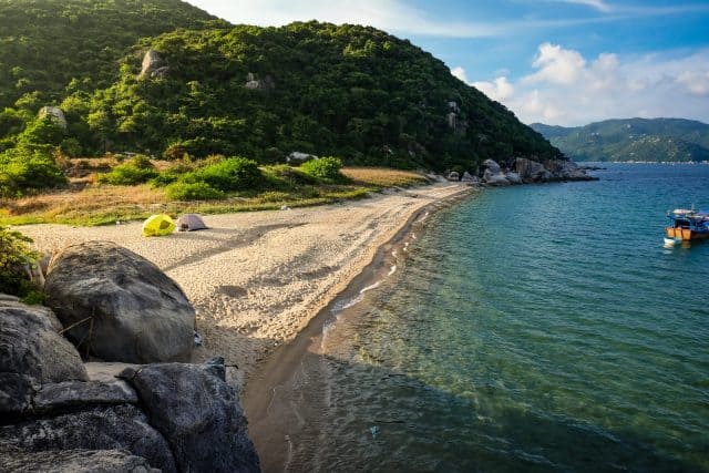 Đảo Hòn Lớn với những bãi biển tuyệt đẹp | Nguồn: vntrip.vn