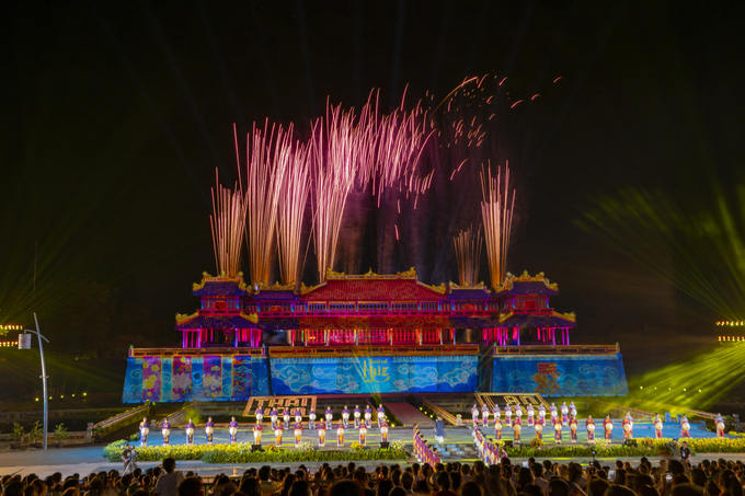 Pháo hoa trong đêm Khai màn.