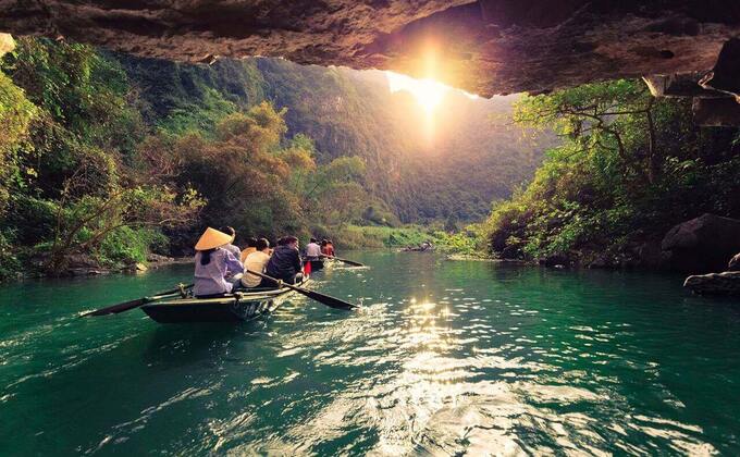 Du khách sẽ được nếm trải cảm giác hồi hộp khi thuyền tiến vào lòng hang sâu thẳm chiêm ngưỡng hình thù kỳ lạ của những nhũ đá trong hang. Ảnh Internet