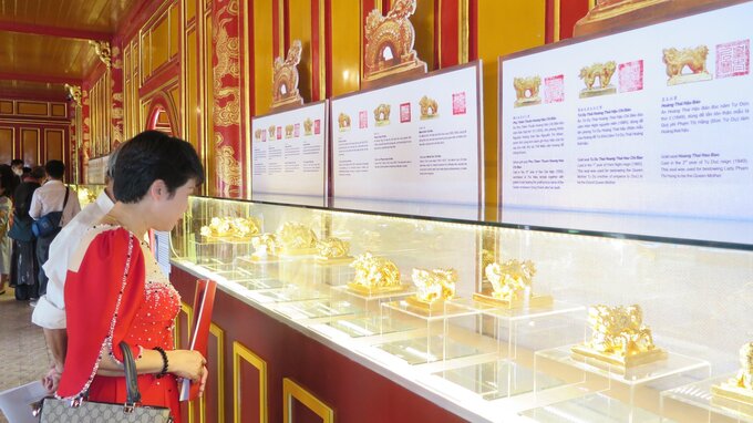 Triển lãm “Phiên bản Kim Ấn triều Nguyễn” tại Ngọ Môn.