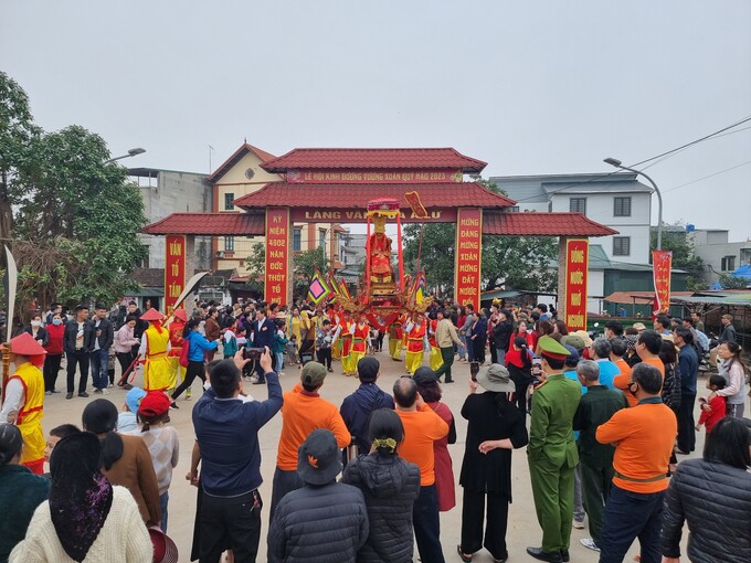 Cứ đến ngày 18 tháng Giêng (âm lịch) là người dân làng Á Lữ cùng với nhân dân xung quanh lại tổ chức lễ hội Kinh Dương Vương nhằm tưởng nhớ đến vị vua đầu tiên của nước Việt. “Nhớ ngày Mười Tám tháng Giêng/Giỗ vua Thủy Tổ thiêng liêng nước nhà/Dù ai xuôi ngược gần xa/Tìm về bái tổ xứng là đạo con'.