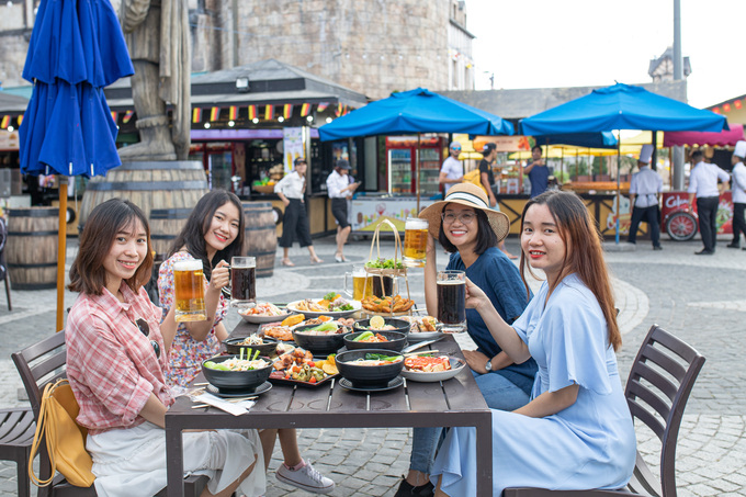 Sự kiện là dịp để khách du lịch tận hưởng hương vị bia thơm nồng trong bầu không khí mát mẻ, trên nền nhạc du dương...