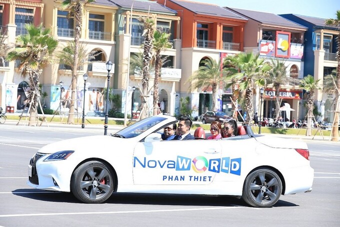 Hoa hậu ví các căn biệt thự Florida như 'thành phố Mỹ thu nhỏ' và thích cảm giác đi dọc dãy shophouse mặt tiền biển. Ảnh NovaWorld