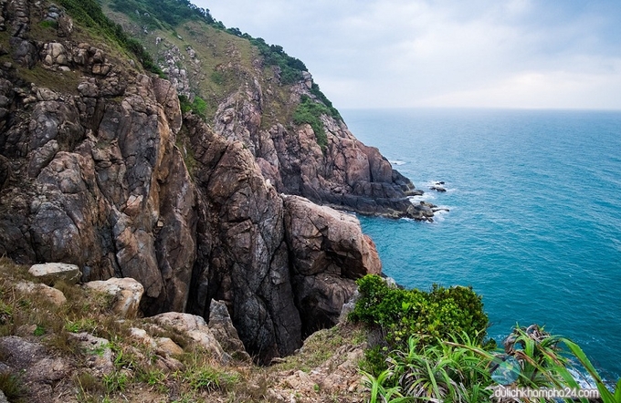 Vẻ đẹp hoang sơ thô ráp nhưng kỳ vĩ của bãi đá Mũi Nghê được hình thành hoàn toàn từ thiên nhiên. Ảnh Internet