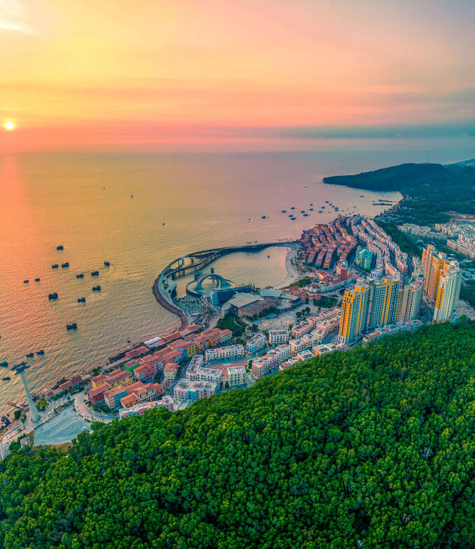 Sunset town trong ánh hoàng hôn nhìn từ trên cao.