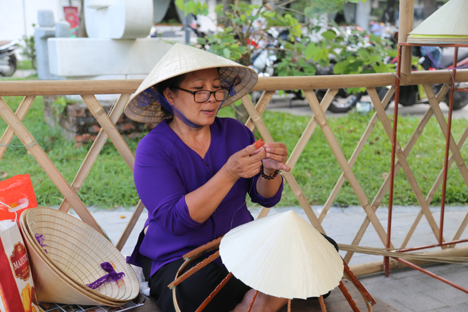 Nghề chằm nón lá.