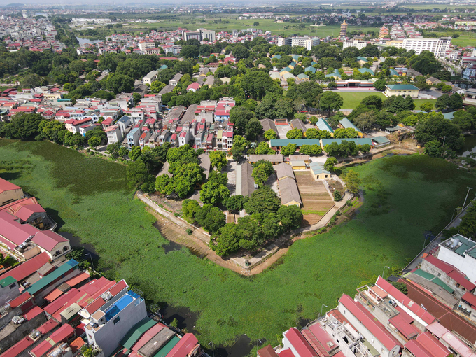 Thành có 4 cổng, mỗi cổng đều có cầu đi qua hào, cổng chính của Thành gọi là Cổng Tiền; Cổng phụ, gọi là Cổng Hậu.