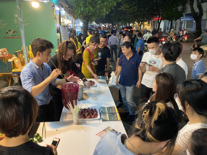 Ninh Thuận mang rượu nho, nho tươi và các đặc sản địa phương ra Thủ đô mời du khách