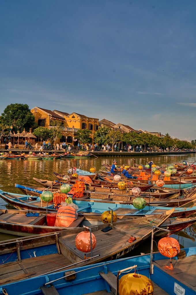 trường hợp người dân và du khách ở lại Hội An lâu ngày thì sẽ có nhận diện riêng, có lối đi riêng. Ngoài ra, đối với những trường hợp vào khu phố cổ để vào làm việc tại các cơ sở kinh doanh, nhà hàng cũng sẽ không thu phí nhưng đơn vị phải đảm bảo đúng mục đích, nếu kiểm tra phát hiện vào tham quan mà trốn vé cũng sẽ phạt.