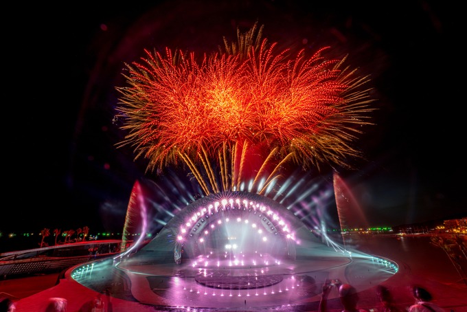 Show diễn Kiss The Stars hút khách tham quan
