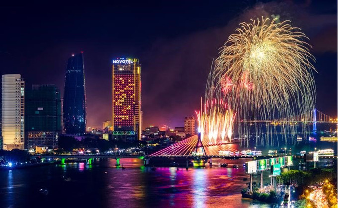 Rực rỡ pháo hoa trên sông Hàn dịp DIFF 2019. Ảnh: X.L
