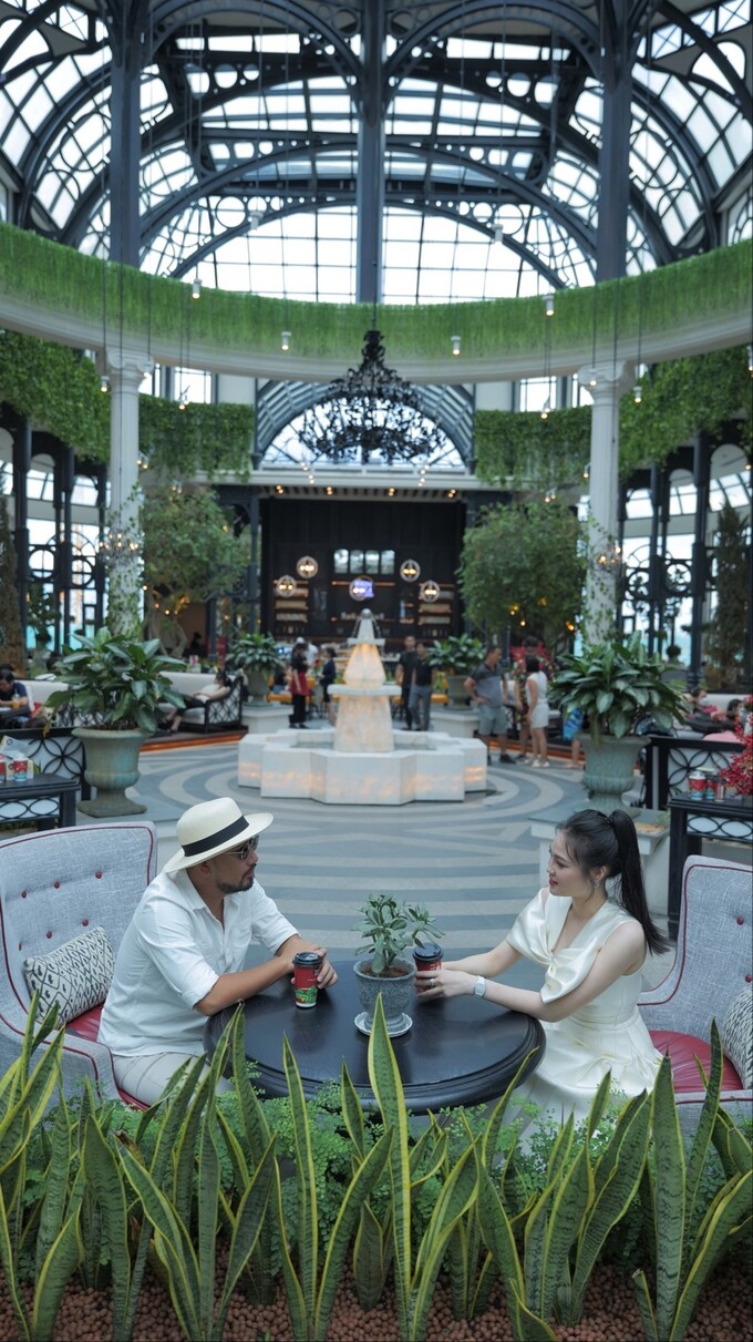 Chị Tú Anh – doanh nhân trẻ đến từ Hà Nội check in tại Dinh thự ánh sáng Garden Palace