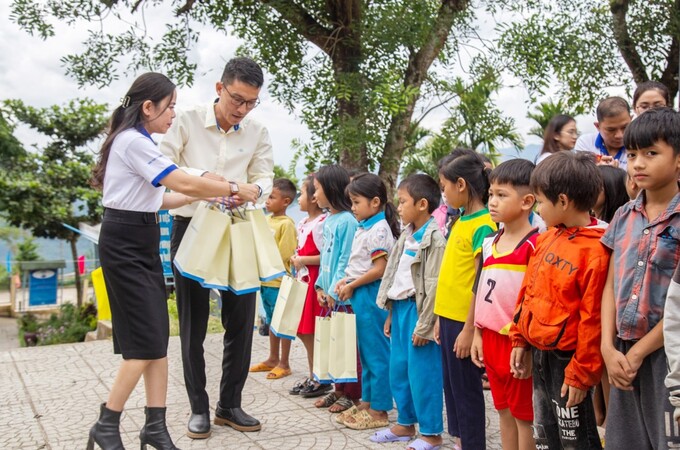 Trao quà cho các cháu thiếu niên nhi đồng.