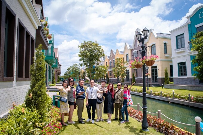 Du khách đến vui chơi nghỉ dưỡng tại tổ hợp du lịch NovaWord Ho Tram, huyện Xuyên Mộc, tỉnh Bà Rịa – Vũng Tàu