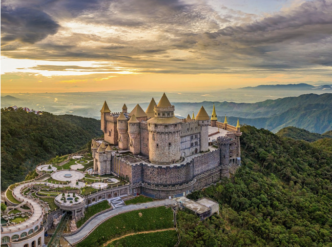 Lâu đài Mặt Trăng mới ra mắt tại Ba Na Hills, như đưa du khách lạc vào thế giới cổ tích