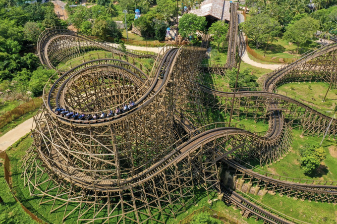 Mộc Xà Thịnh Nộ ở Sun World Phu Quoc là tàu lượn siêu tốc bằng gỗ đầu tiên ở Việt Nam
