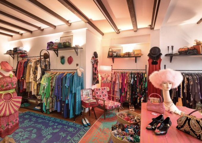 Những bộ sưu tập váy và phụ kiện cổ điển tại cửa hàng Dustbunny Vintage