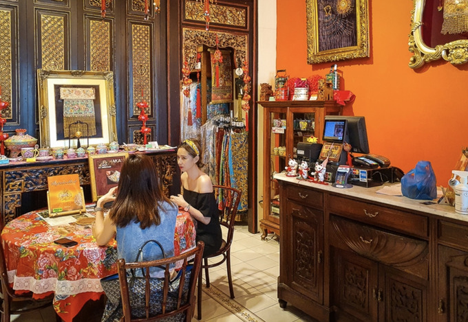 Những món quà lưu niệm đậm nét văn hóa Singapore tại cửa hàng Rumah Bebe