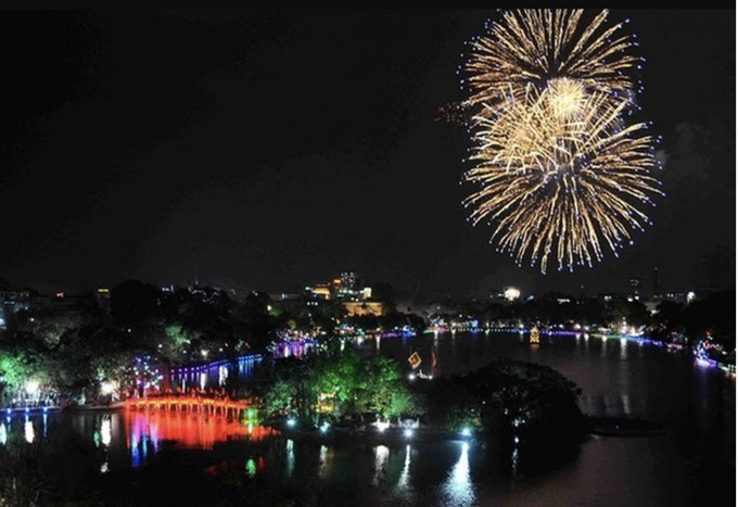 Bắn pháo hoa tại hồ Gươm