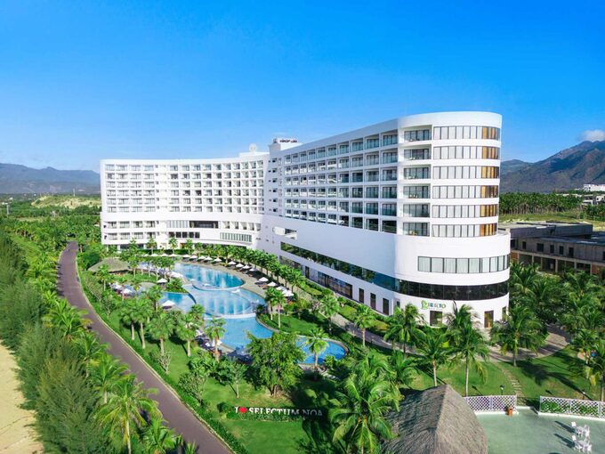 Những hàng dừa xanh ngắt bên cạnh hồ bơi tiêu chuẩn đến từ Selectum Noa Resort Cam Ranh