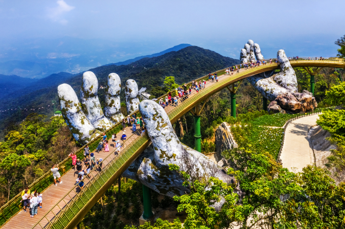 Đôi bàn tay rêu phong nâng đỡ Cầu Vàng trên đỉnh Bà Nà Hills
