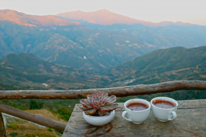 Một buổi chiều cà phê thư giãn tại quán Thào Coffee nằm tại trung tâm xã Tà Xùa | Ảnh: Bùi Thị Mai Anh