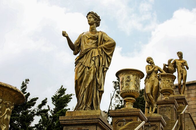 Tượng 7 vị thần Aphrodite, Bacchus, Apollo, Athena, ... bao xung quanh thần mặt trời Helios. Ảnh Sun World
