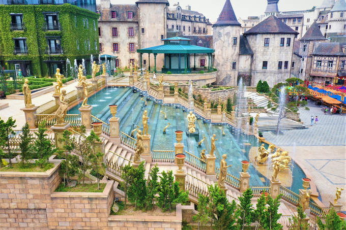 Khung cảnh tái hiện Hy Lạp cổ đại tại Sun World Ba Na Hills với hơn 40 bức tượng vàng. Ảnh Sun World