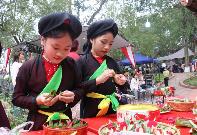 Liền chị nhí têm trầu cánh phượng.
