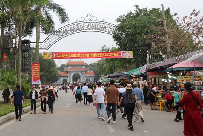 Năm nào cũng vậy, cứ đến ngày 12-13 tháng Giêng, người dân lại nô nức tìm về xứ Kinh Bắc xưa (Bắc Ninh) để trảy hội Lim, để đắm chìm trong những làn điệu quan họ trữ tình.