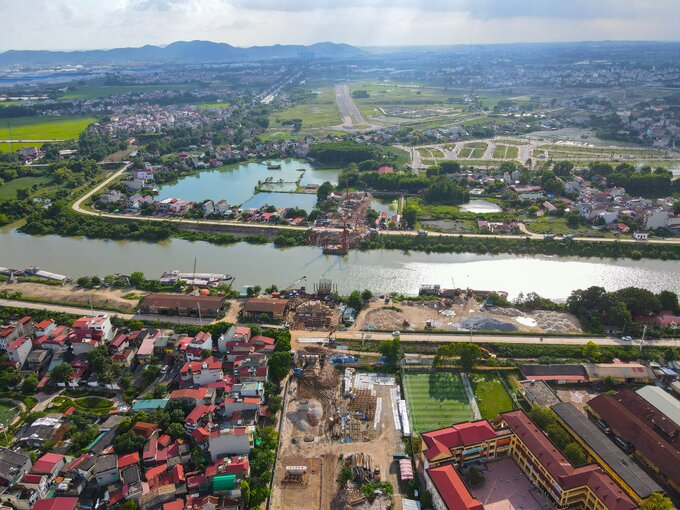Công trình cầu Á Lữ do UBND TP. Bắc Giang làm chủ đầu tư. Tổng giá trị xây lắp phần cầu gần 300 tỷ đồng từ nguồn vốn vay Ngân hàng Phát triển châu Á. Dự kiến, cầu sẽ hoàn thành, đưa vào sử dụng trong quý II/2023.