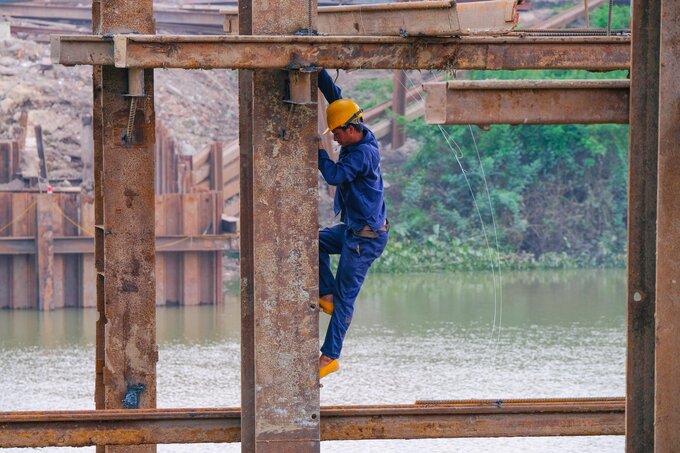 Cầu Á Lữ được xây dựng nhằm kết nối trung tâm TP Bắc Giang với phường Mỹ Độ. Sau khi hoàn thành, cây cầu được kỳ vọng sẽ thúc đẩy phát triển kinh tế, xã hội của khu vực, tạo 'vòng tròn kết nối' đôi bờ sông Thương
