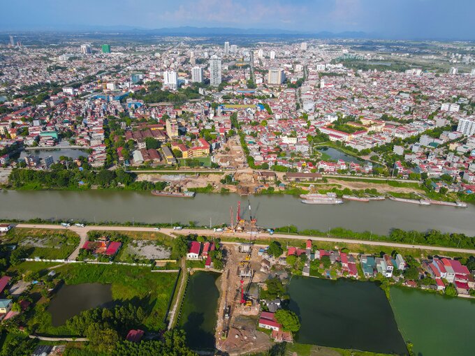 Tổng mức đầu tư công trình cầu Á Lữ và đường dẫn hơn 600 tỷ đồng từ vốn vay Ngân hàng Phát triển châu Á và ngân sách TP Bắc Giang. Đây là tuyến đường huyết mạch giúp hoàn chỉnh trục chính giao thông đô thị TP Bắc Giang trong định hướng phát triển giao thông chung của tỉnh đến năm 2030, tầm nhìn đến 2050.