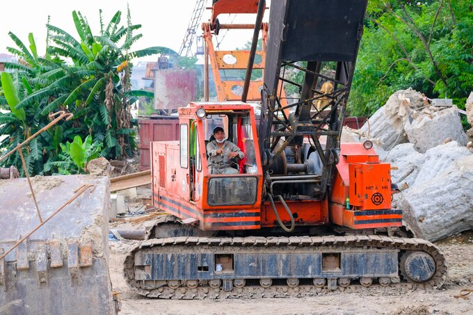 “Hiện tại, trên công trường xây dựng cầu Á Lữ luôn thường trực khoảng 60 công nhân được chia làm 3 ca, thi công liên tục 24/24h. Về mặt công tác giải phóng mặt bằng tại vị trí xây dựng cầu Á Lữ đã cơ bản hoàn thành từ đầu tháng 9/2022”, đại diện liên danh nhà thầu thông tin.
