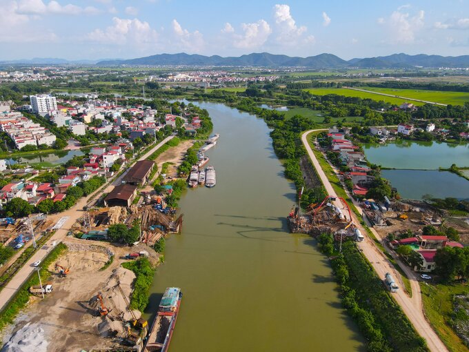 Theo thiết kế, cầu Á Lữ dài 426 m, được xây dựng bằng bê tông cốt thép, bê tông cốt thép dự ứng lực bắc qua sông Thương. Bề rộng mặt cầu chính vượt sông 19,5 m.