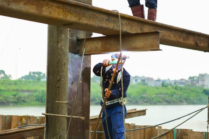 Các công nhân đang tập trung thi công 2 trụ cầu ở dưới sông Thương.