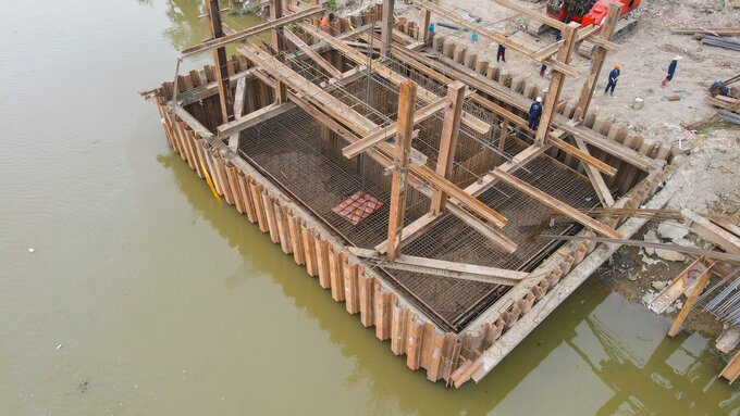 Trao đổi với PV, đại diện liên danh nhà thầu xây dựng cầu Á Lữ cho biết: Sau gần 4 tháng triển khai thi công, đến nay dự án đã hoàn thành khoảng 40% tiến độ đề ra. Đồng thời đơn vị đang tập trung thi công bệ thân trụ T1,T2,T5 và ép cọc khoan nhồi trụ T6.