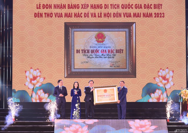 Ông Nguyễn Văn Hùng, Ủy viên Ban Chấp hành T.Ư Đảng, Bộ trưởng Bộ Văn hóa, Thể thao và Du lịch trao Bằng xếp hạng di tích quốc gia đặc biệt Đền thờ Vua Mai Hắc Đế cho UBND tỉnh Nghệ An