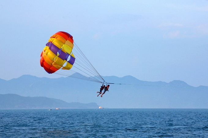Khi tới bãi biển Mỹ Khê, bạn sẽ có cơ hội tham gia trò chơi dù lượn trên cao, ngắm nhìn toàn cảnh bãi biển Mỹ Khê và vẻ đẹp hút hồn của thành phố Đà Nẵng. Ảnh Internet
