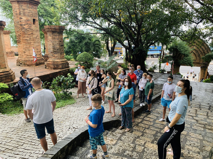 Du khách Nga tham quan tại Khu di tích Tháp Bà Ponagar. Ảnh Internet
