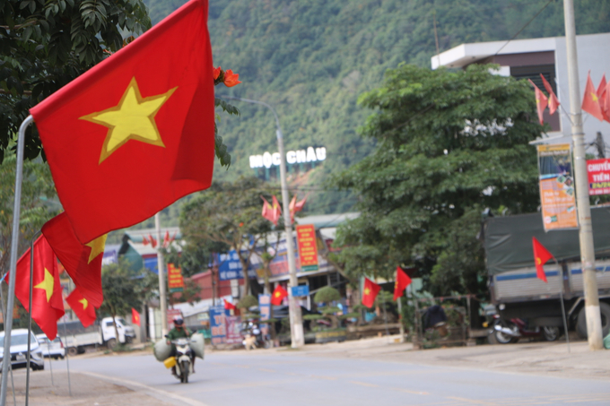 Sắc đỏ ngập tràn khiến nhiều du khách thích thú.