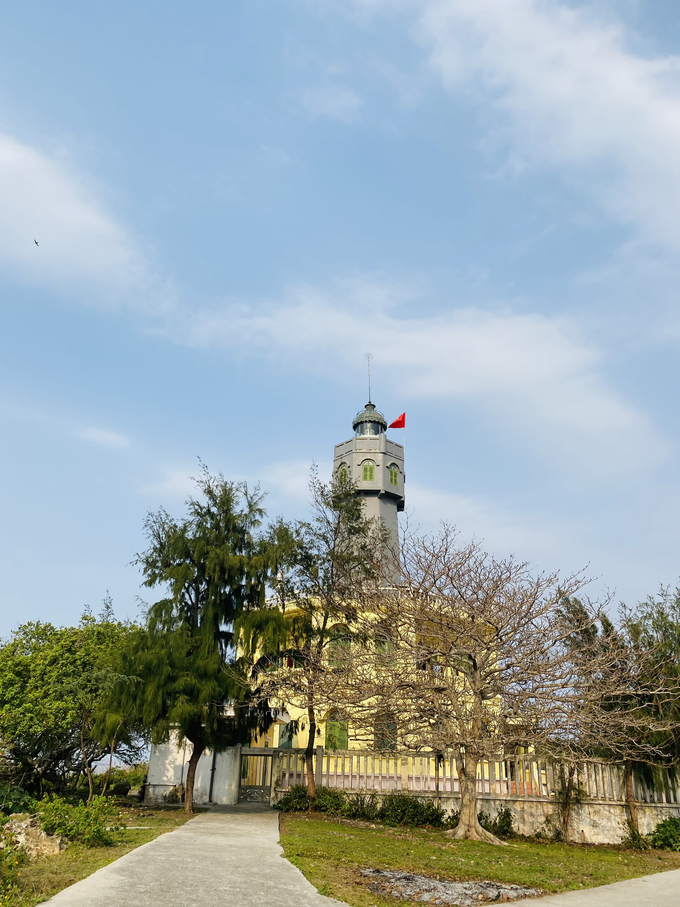 Ngọn hải đăng trên đảo