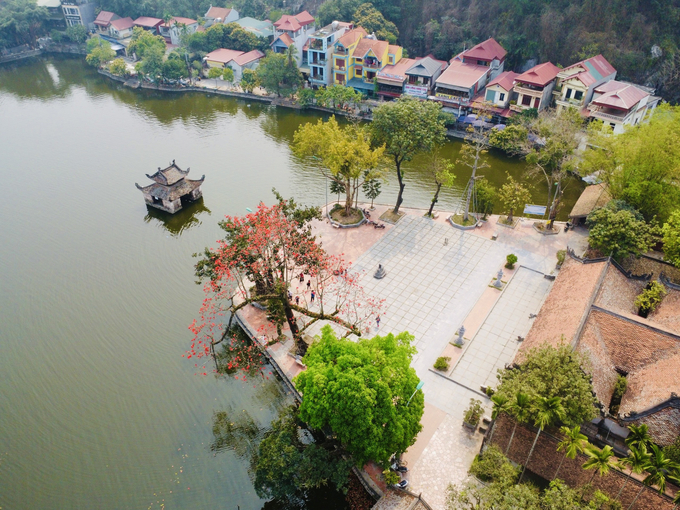 Chùa Thầy được xây dựng vào thời Lý (1072-1127), tọa lạc tại chân núi Sài, xã Sài Sơn, huyện Quốc Oai, Hà Nội, cách trung tâm Thủ đô khoảng 21Km về hướng Tây Nam (xuôi theo đại lộ Thăng Long). Đây là nơi tu hành của Thiền sư Từ Đạo Hạnh với nhiều huyền tích