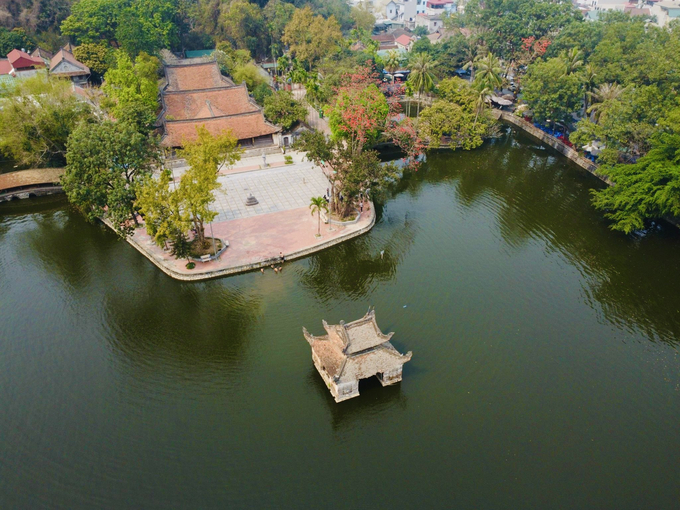 Vượt hơn 20Km, tài xế Nguyễn Hùng (ở Hà Nội) cho biết, đến chùa Thầy, anh cảm thấy không gian tĩnh lặng, thoáng đãng, trầm mặc và rất linh thiêng. “Rất may mắn khi lần này về đây vào đúng dịp hoa gạo nở, sắc hoa làm say đắm lòng người” – anh Hùng chia sẻ