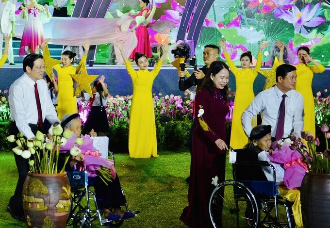 Các đại biểu tặng quà cho các Bà mẹ Việt Nam Anh hùng